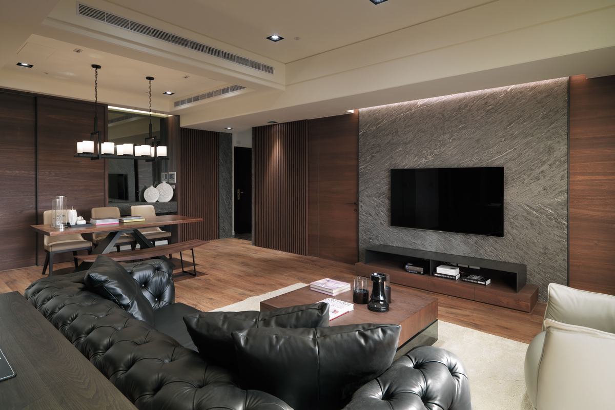 电视机背景墙采用木材与大理石拼接打造，无不体现出美式风格的精致与时尚。