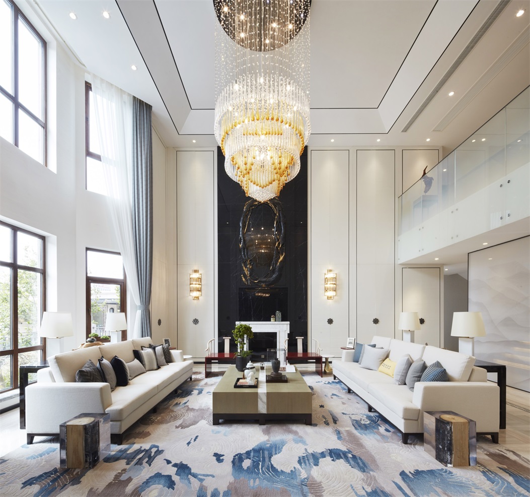 客厅挑高设计，设计师用吊灯作为点缀，凸显优雅与大气，让人感觉到中式美感与韵味。