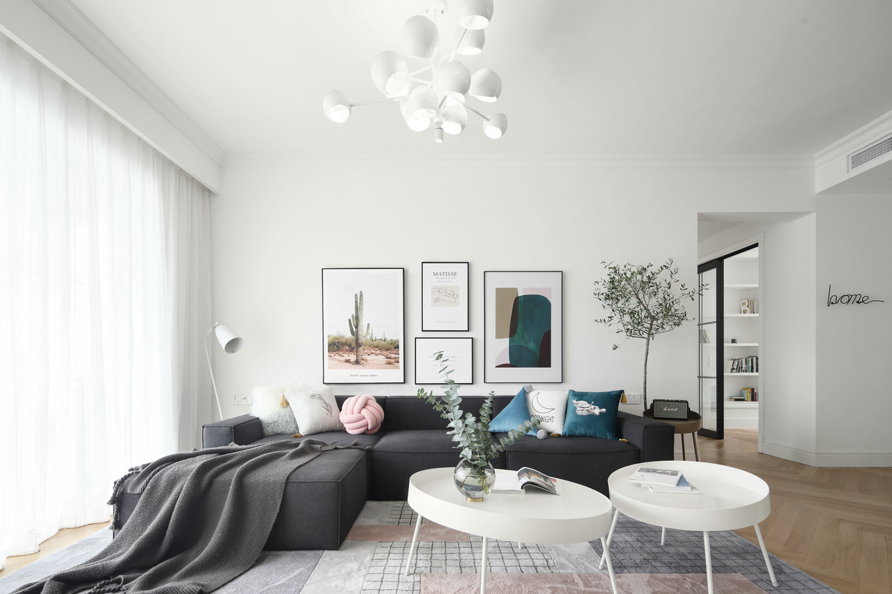 客厅整体空间选用白色为基调，木质地板和地柜营造出原始质朴的氛围。