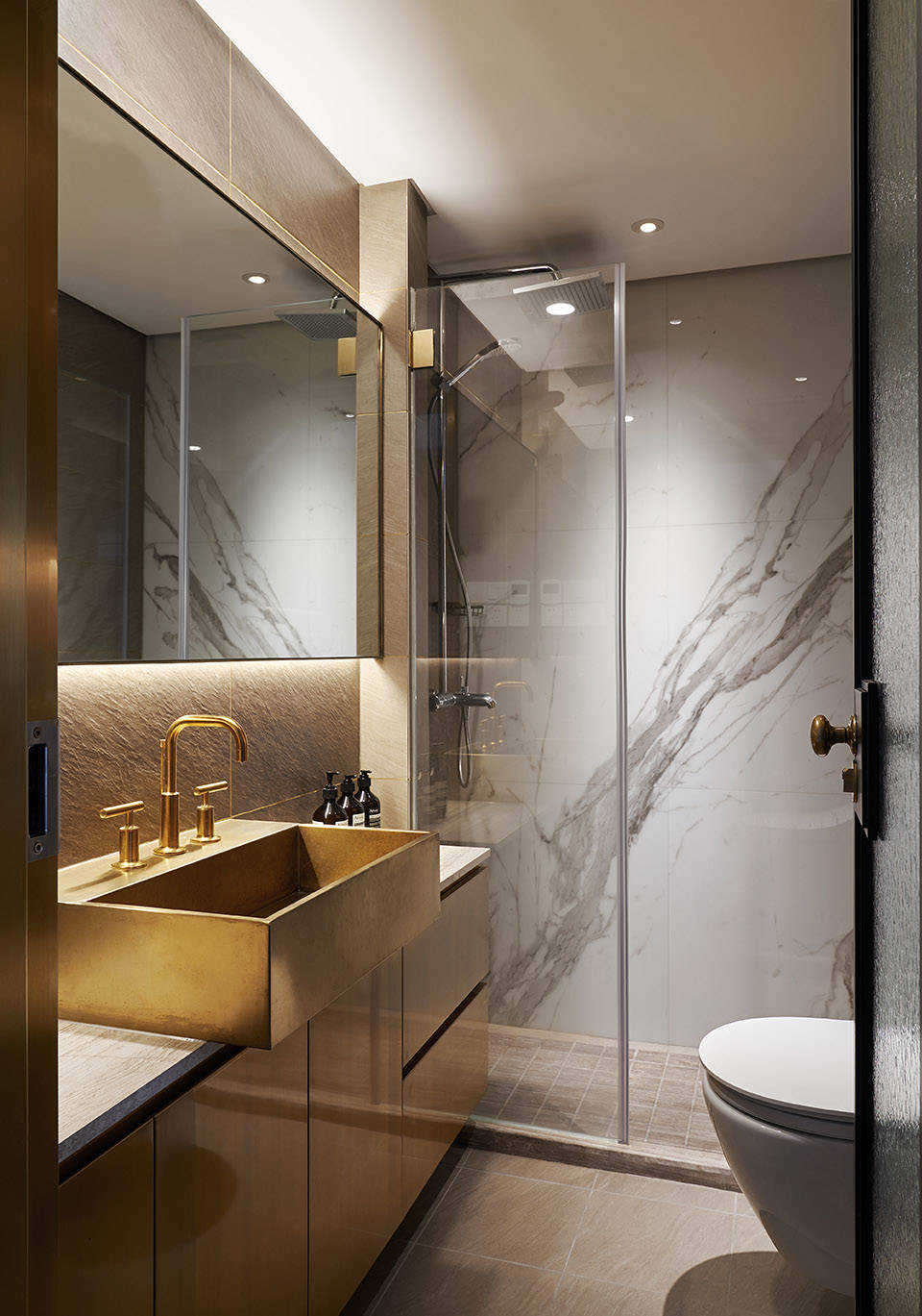 卫浴空间采用了干湿分离设计，白色背景墙与木色洗手柜相互协调，打造出舒适的空间。