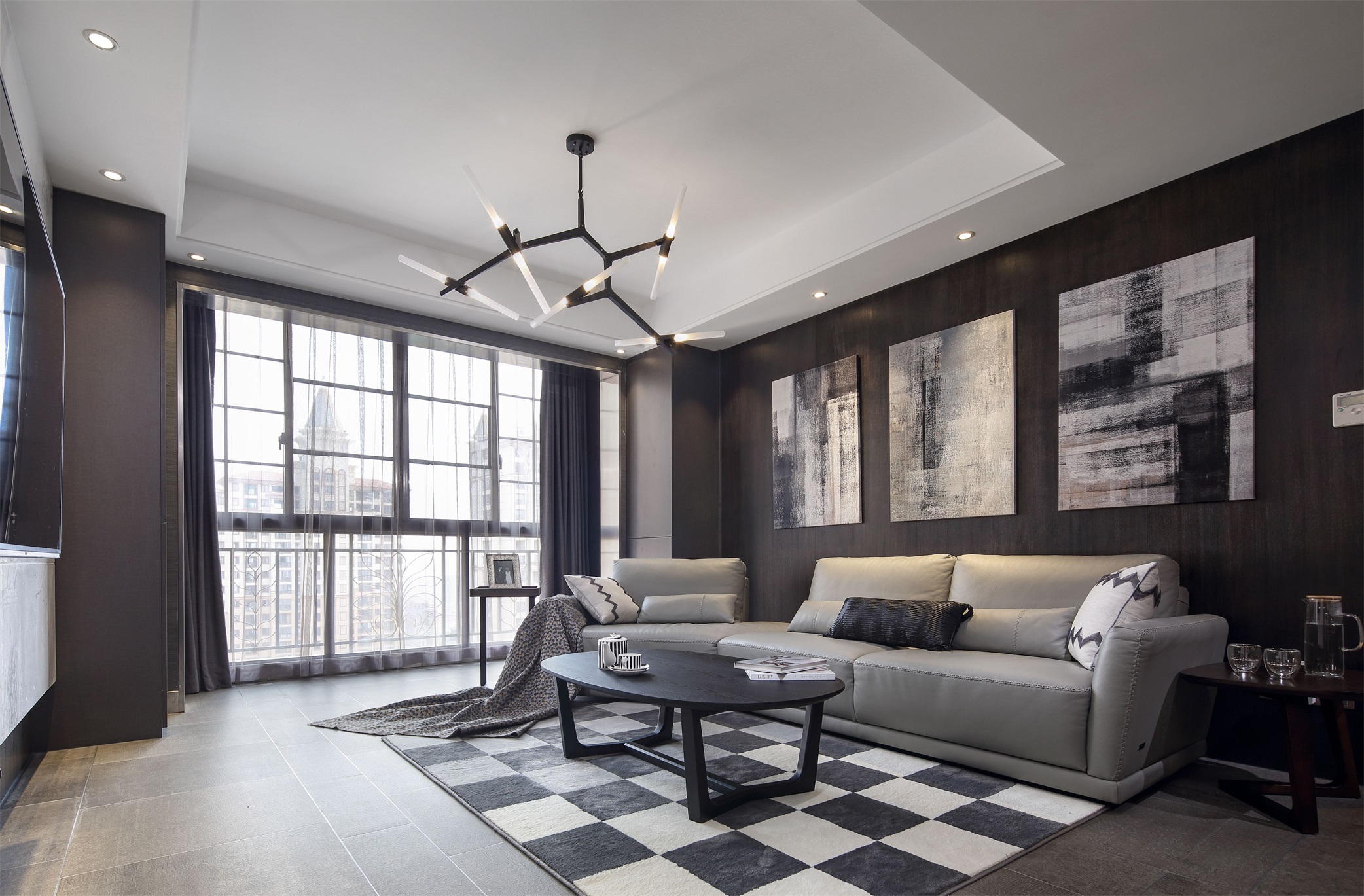 客厅背景采用深褐色打造，营造出时尚、前卫的空间氛围，空间简洁实用。