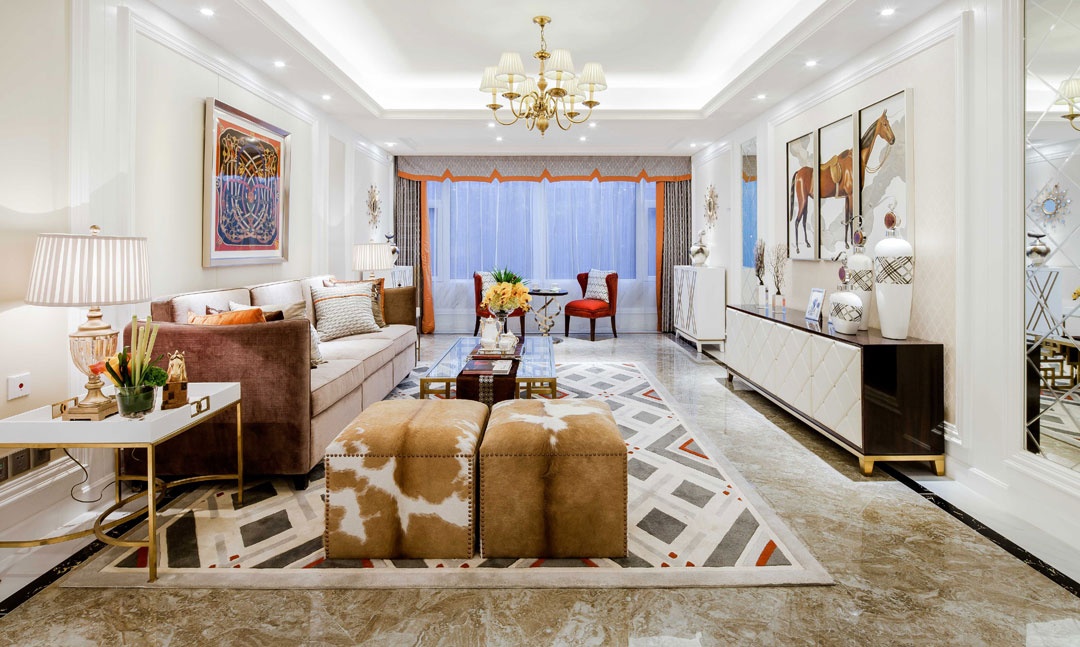 客厅以轻奢元素为基调，加入橘色、黑色和金色色调，搭配高级沙发，呈现出高端优雅的空间感。