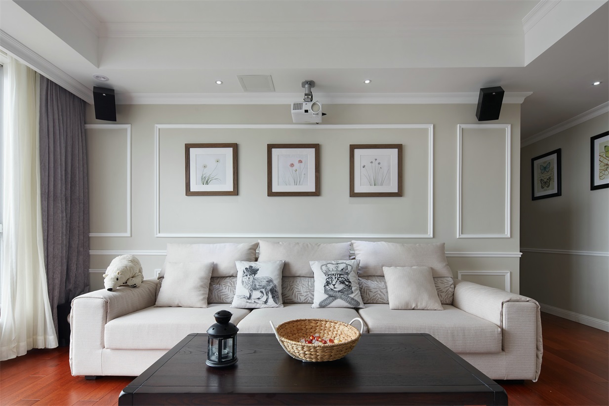 客厅装修以白色为基调，背景墙使用护墙板装潢，视觉效果明快鲜明。
