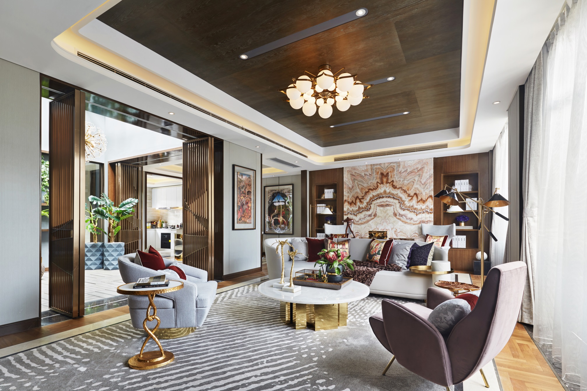 客厅空间中充斥着生活的华丽感，吊顶将木制与金属相互结合，软装把空间进一步细化。
