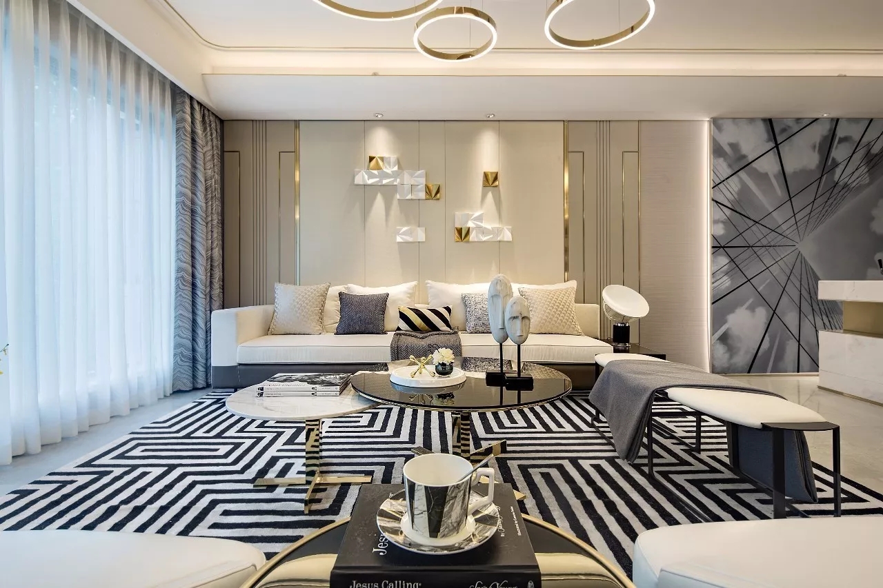 客厅背景墙疏密变化的线条，带动空间节奏，流畅的沙发造型一气呵成，完美展现空间的现代感。