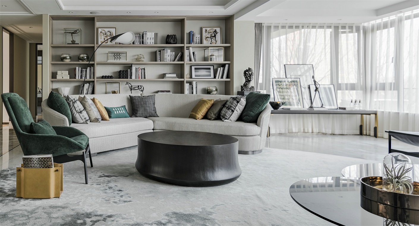 客厅以素雅的米灰色为基调，打造出干净雅致的空间氛围，使客厅沉浸在舒适之中。