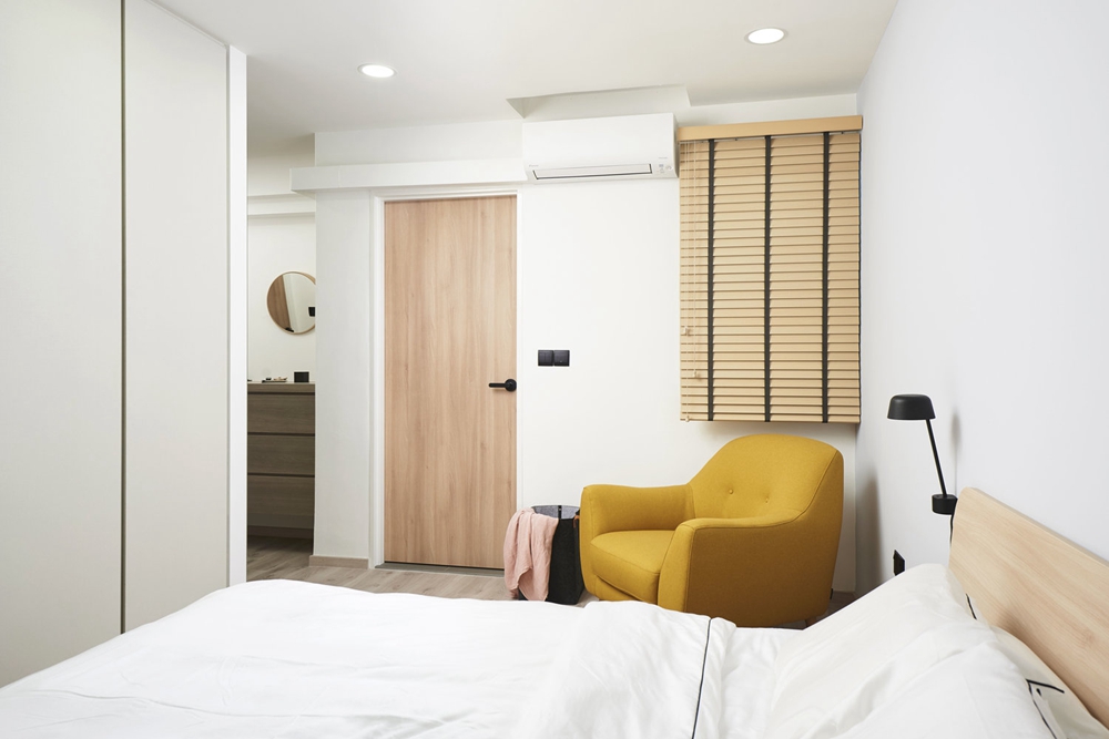 卧室以白色为主题，在满足起居室多功能需要的同时，使用亮色家具做室内点缀。