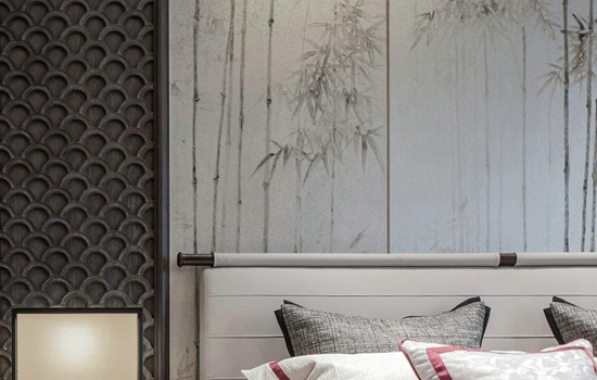 卧室的床头使用竹画与原木饰面拼接设计，局部砖红色床品点亮，优雅却不沉闷。