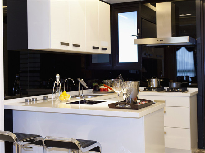 经典黑白配色的厨房空间中，动线设计巧妙，满足了高效的烹饪需求。