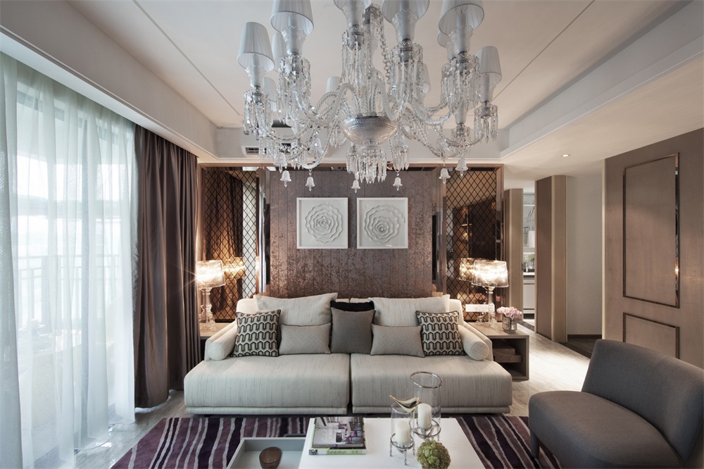 客厅基调为咖色，融入木质、布艺、玻璃等元素，营造出独具一格的优雅氛围。