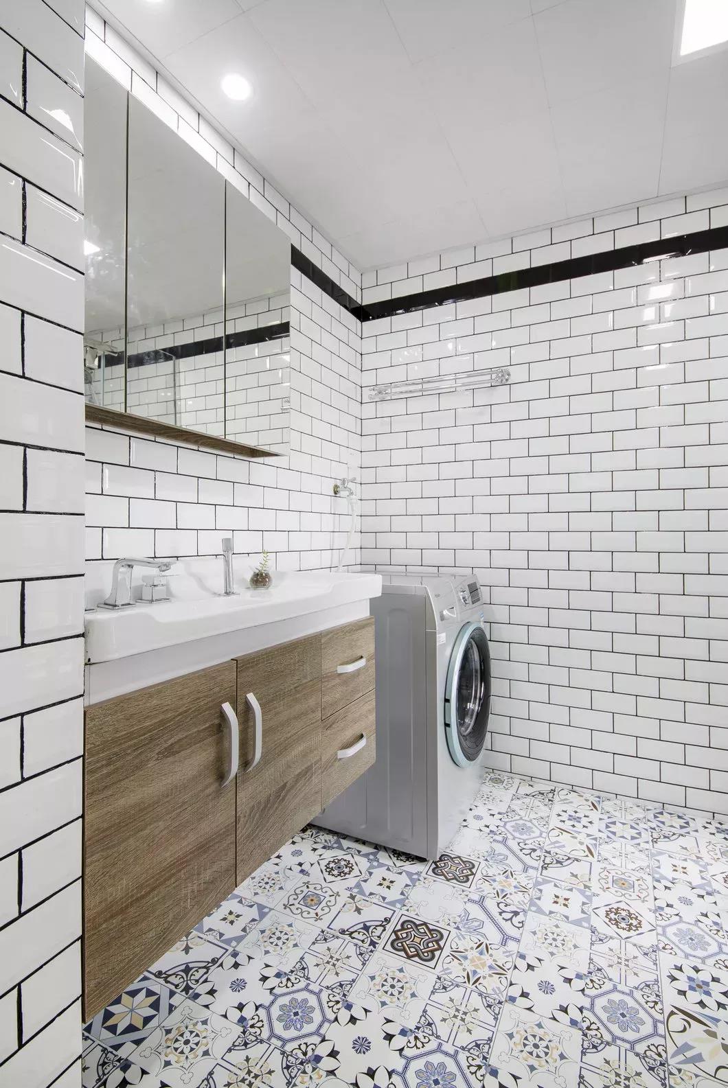 卫生间以白色为主基调，温煦木色的洗手台成为空间点缀，打造出温润的视觉空间。