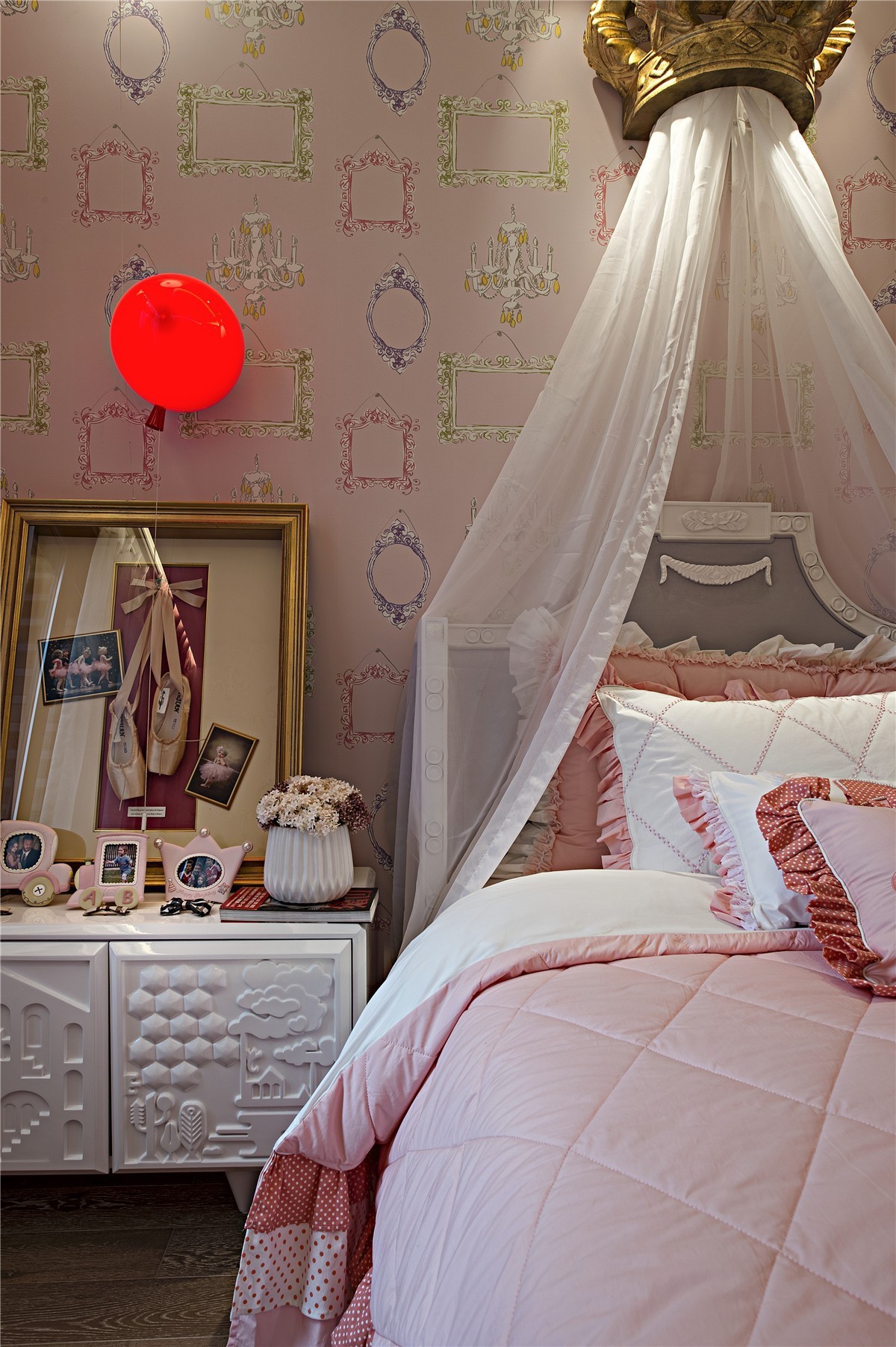 儿童房以粉色为主题，背景墙构成了一个年轻化的居住空间，童趣不失设计感。