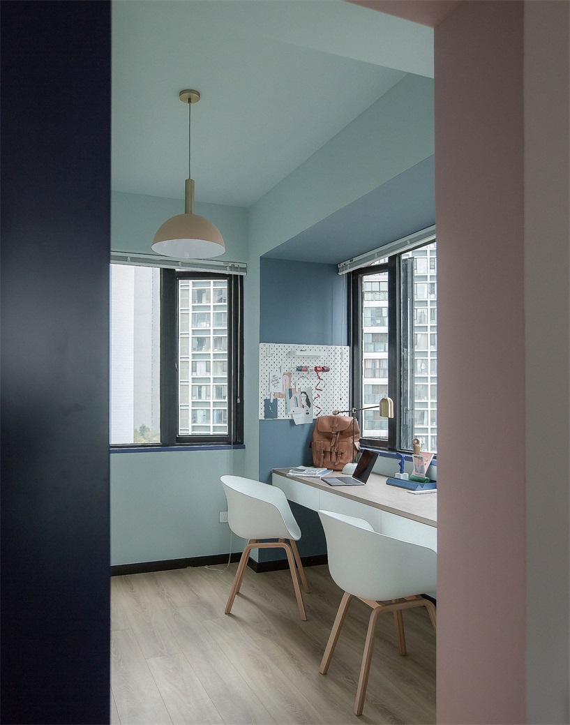 蓝色空间背景传递出一种十分精致的氛围，临窗设计书桌椅使用舒适。