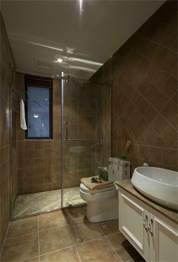 卫生间在米色的基础上，融入了白色洁具，表现出轻奢风格的浪漫氛围。