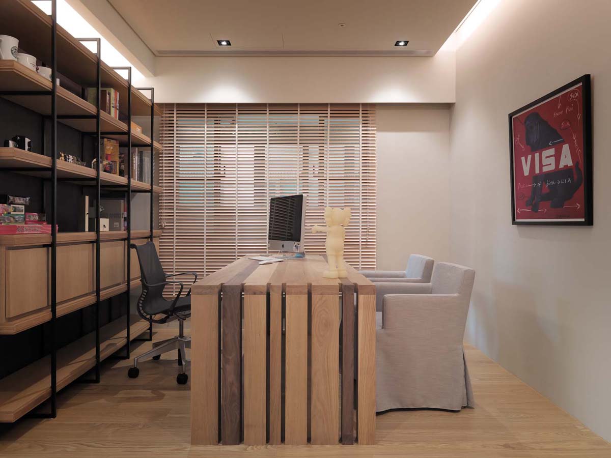 木质条状写字桌搭配布艺椅凳，呈现出一种简约舒适的高级空间感。