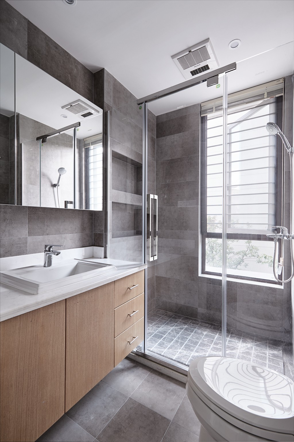 卫生间采用了干湿分离，木质洗手柜的加入，无疑使这一空间又添舒适之感。