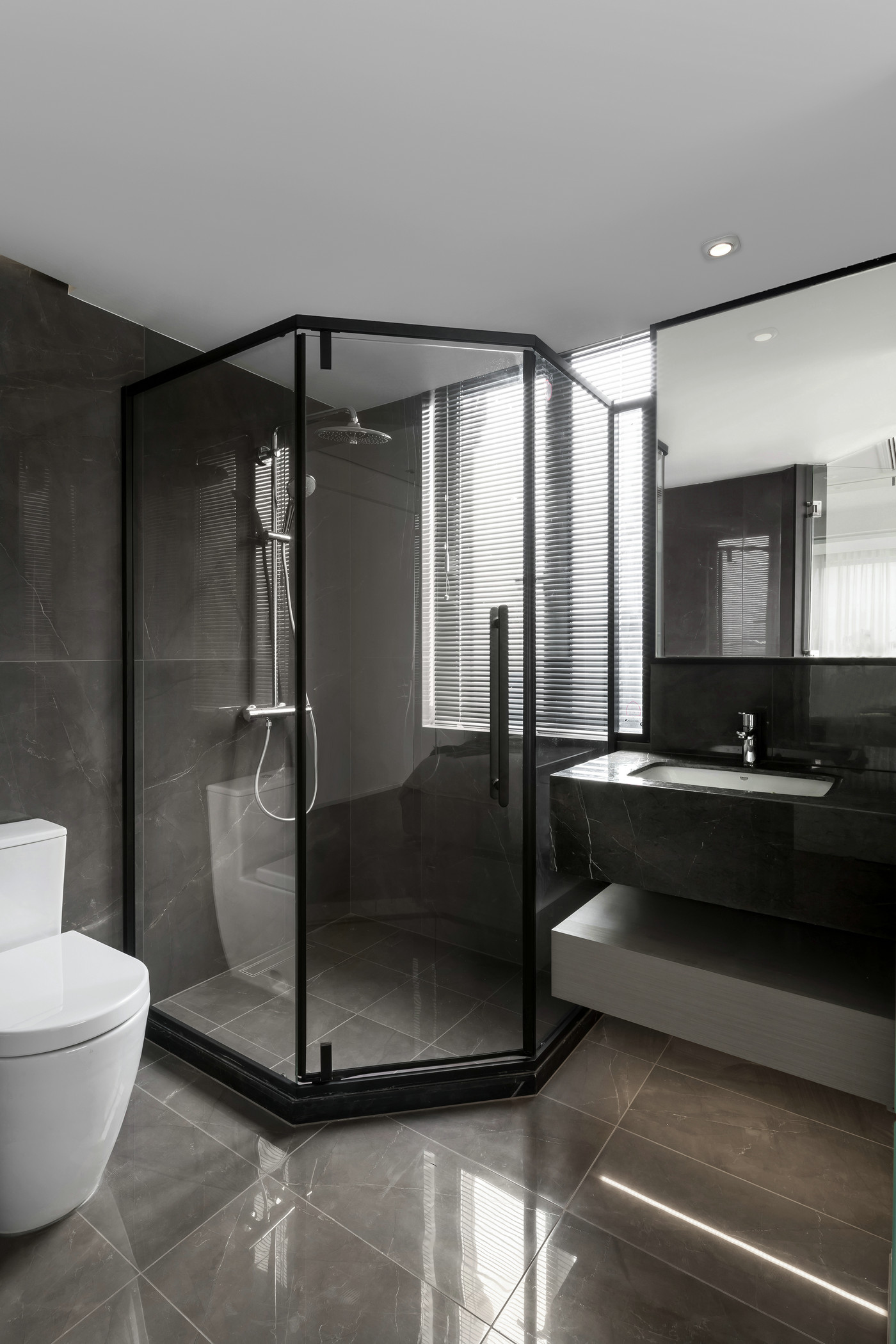 主卫结构设计巧妙，利用卫浴空间规避户型缺陷，空间呈现出精致舒适的美感。