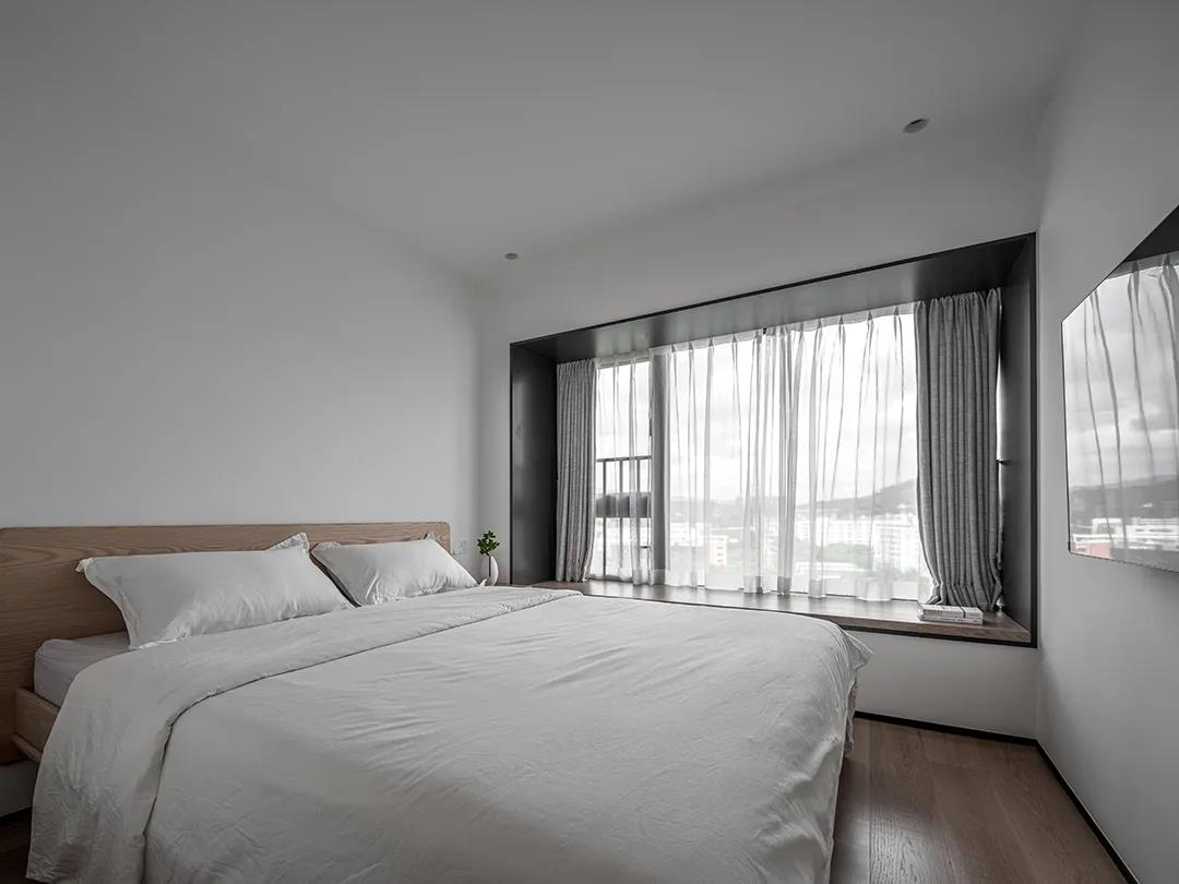 白色的侧卧空间氛围有利于主人的入睡，飘窗的设计增加了空间的功能性。