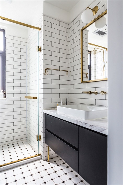 卫浴间的色调设计黑白搭配，并用金属线条勾勒，观感精致，令人放松。