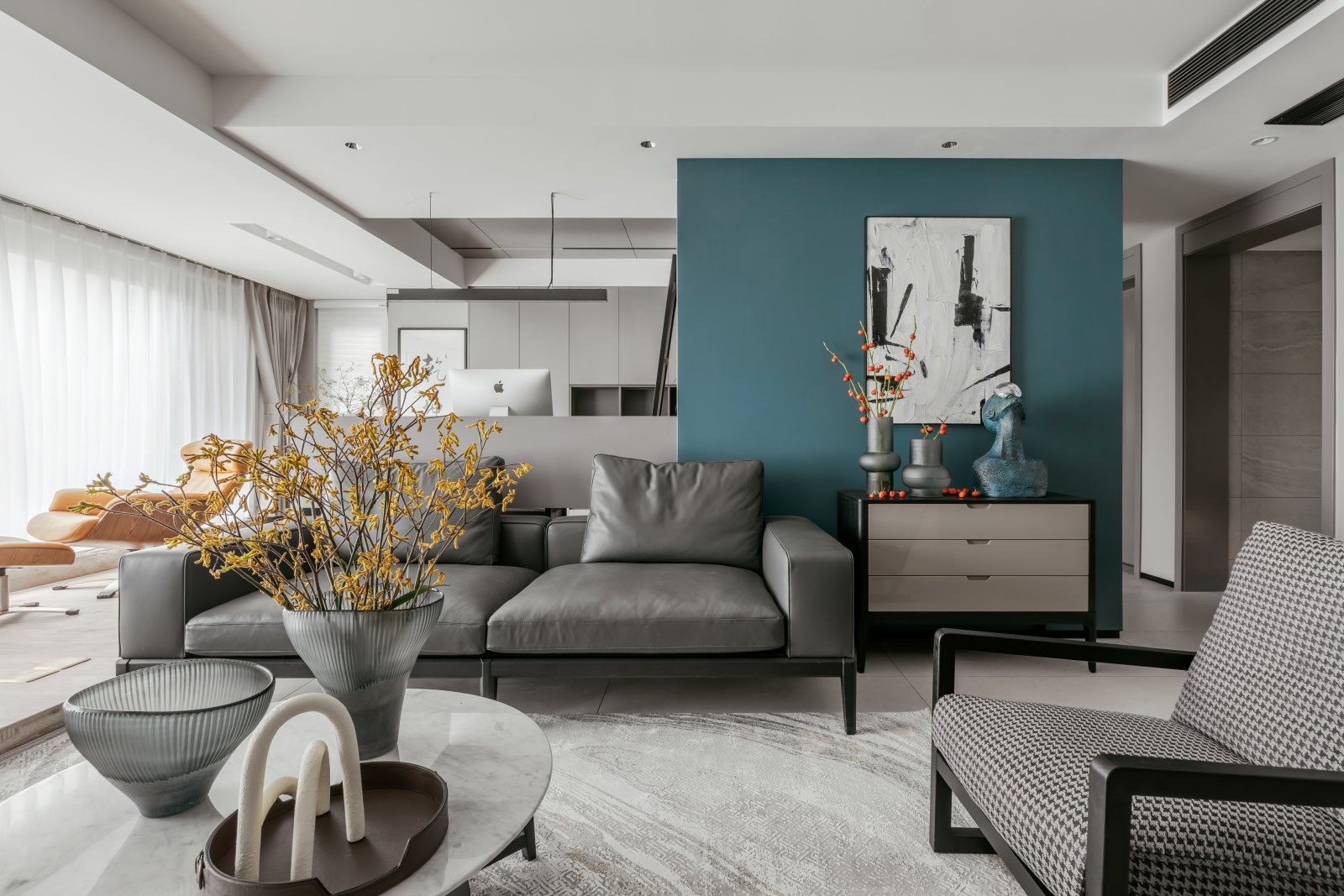 客厅尽显温馨感，蓝色背景墙搭配灰色皮质沙发，让人感觉温暖无比。