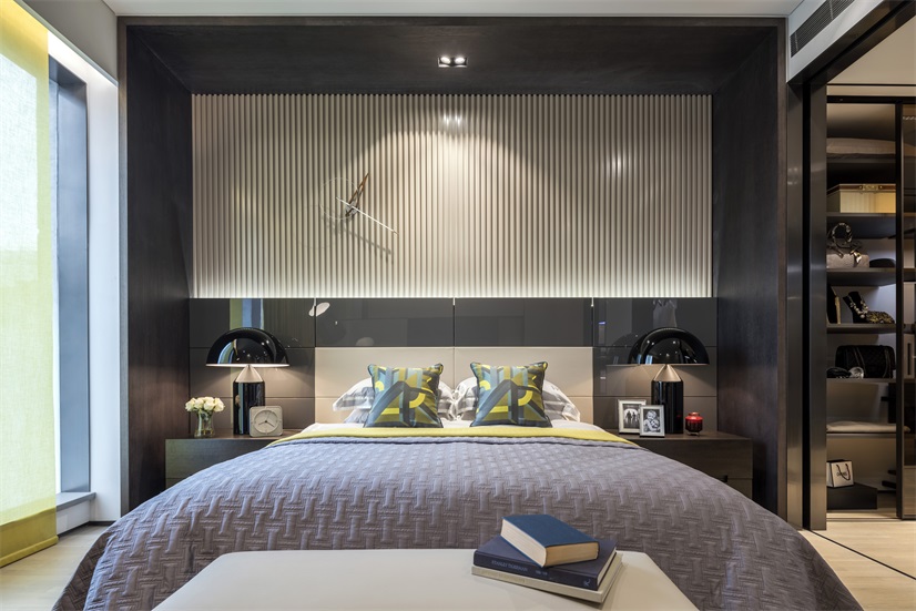 主卧背景墙富有层次感，结合浅色床品设计，展现出卧室空间的温馨与舒适。