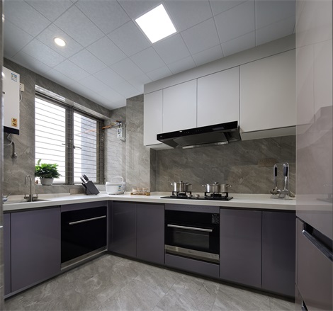 整个厨房地面与墙面用砖一直，搭配紫色橱柜，提升了厨房空间的质感。