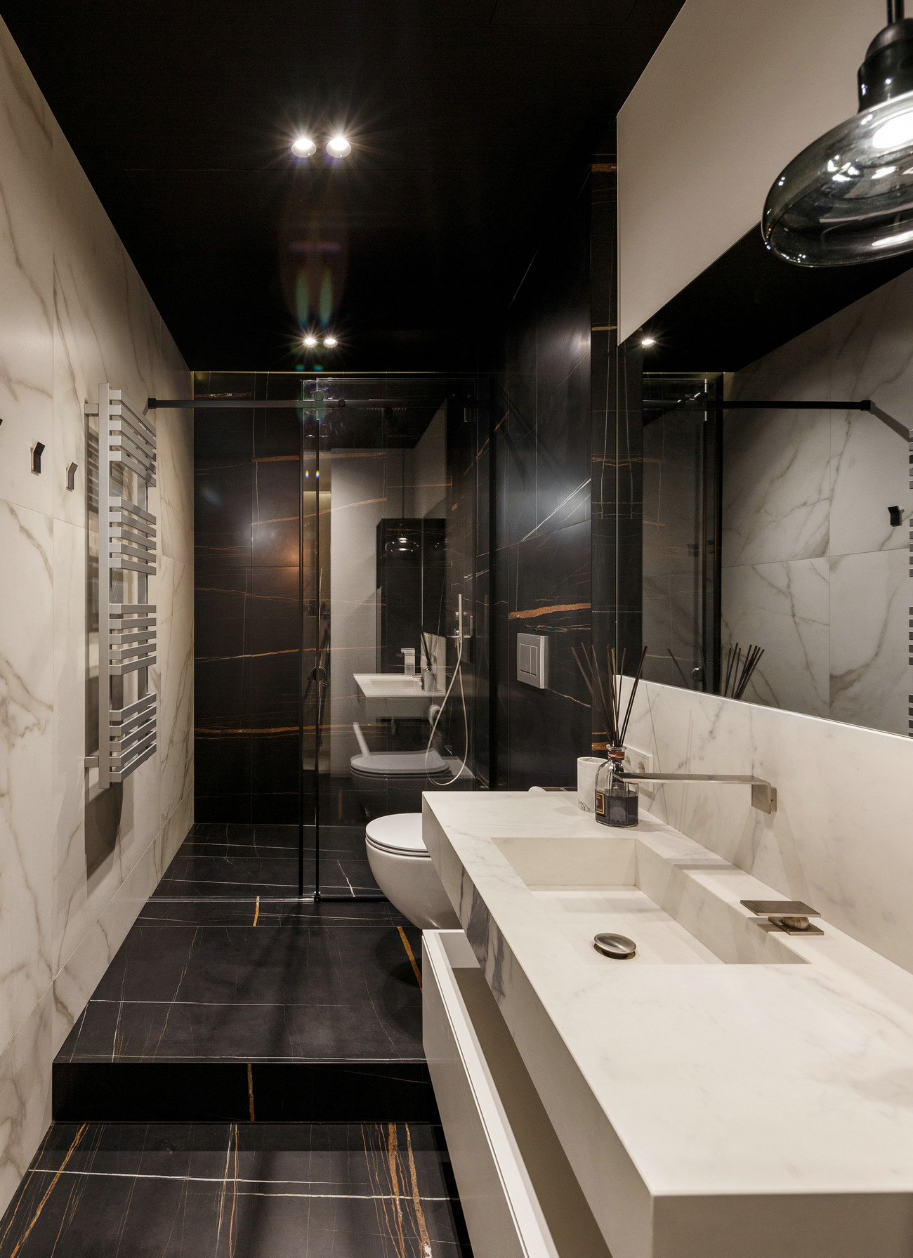 卫生间运用白色和黑色相互搭配，通过简约的手法勾勒出空间层次感。
