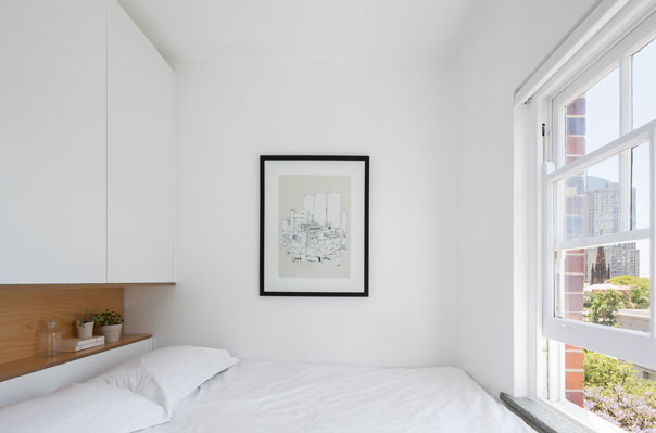 白色系为次卧空间营造出一个优雅静怡的感受，空间具有浓厚的高级感。