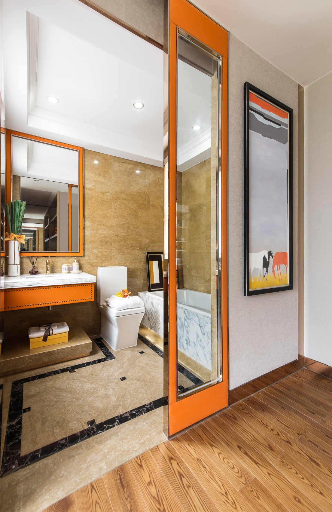 主卫沿用橘色线条勾勒，空间结构紧凑，内部设有浴缸，相近色设计大气又文雅。