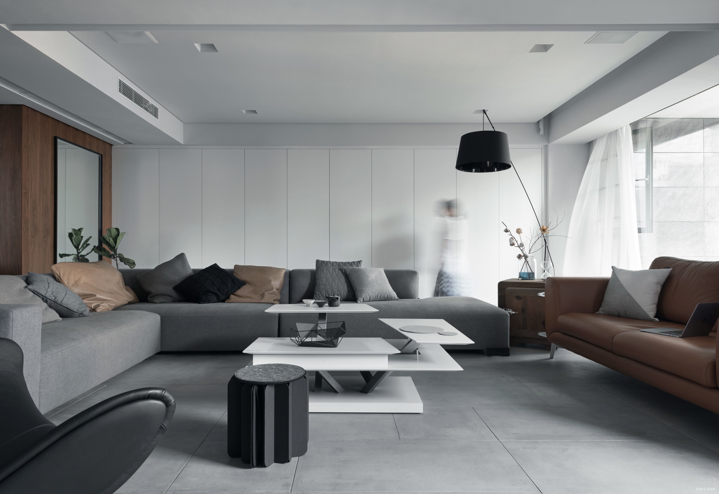 客厅的设计主要是通过简单明亮的线条和冷色来装饰，同时增加了家居的实用性。