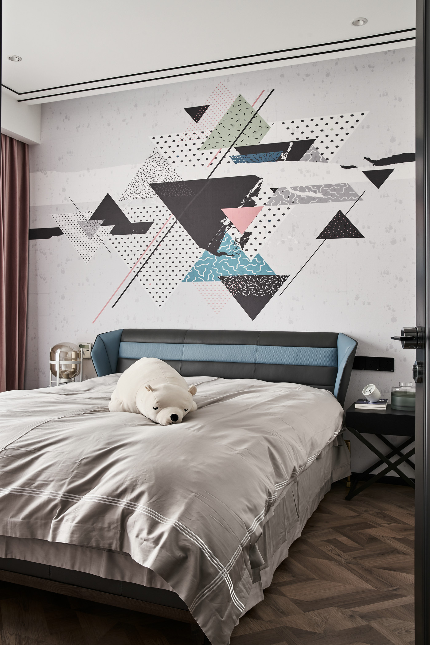 卧室背景墙设计艺术感强烈，皮质床头塑造文艺简约感，整体配色干净。