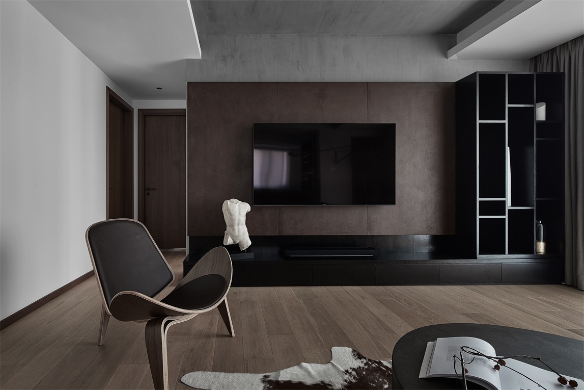 电视机背景墙采用高档漂亮的木质材料结合黑色地柜打造,层次感十足