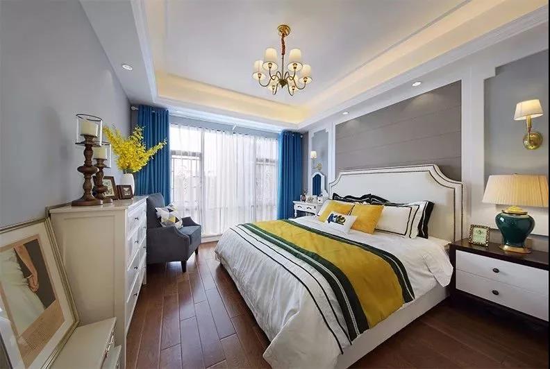 卧室以浅色为主，金色床品与蓝色窗帘撞色设计，每一寸空间都流露出高级感。