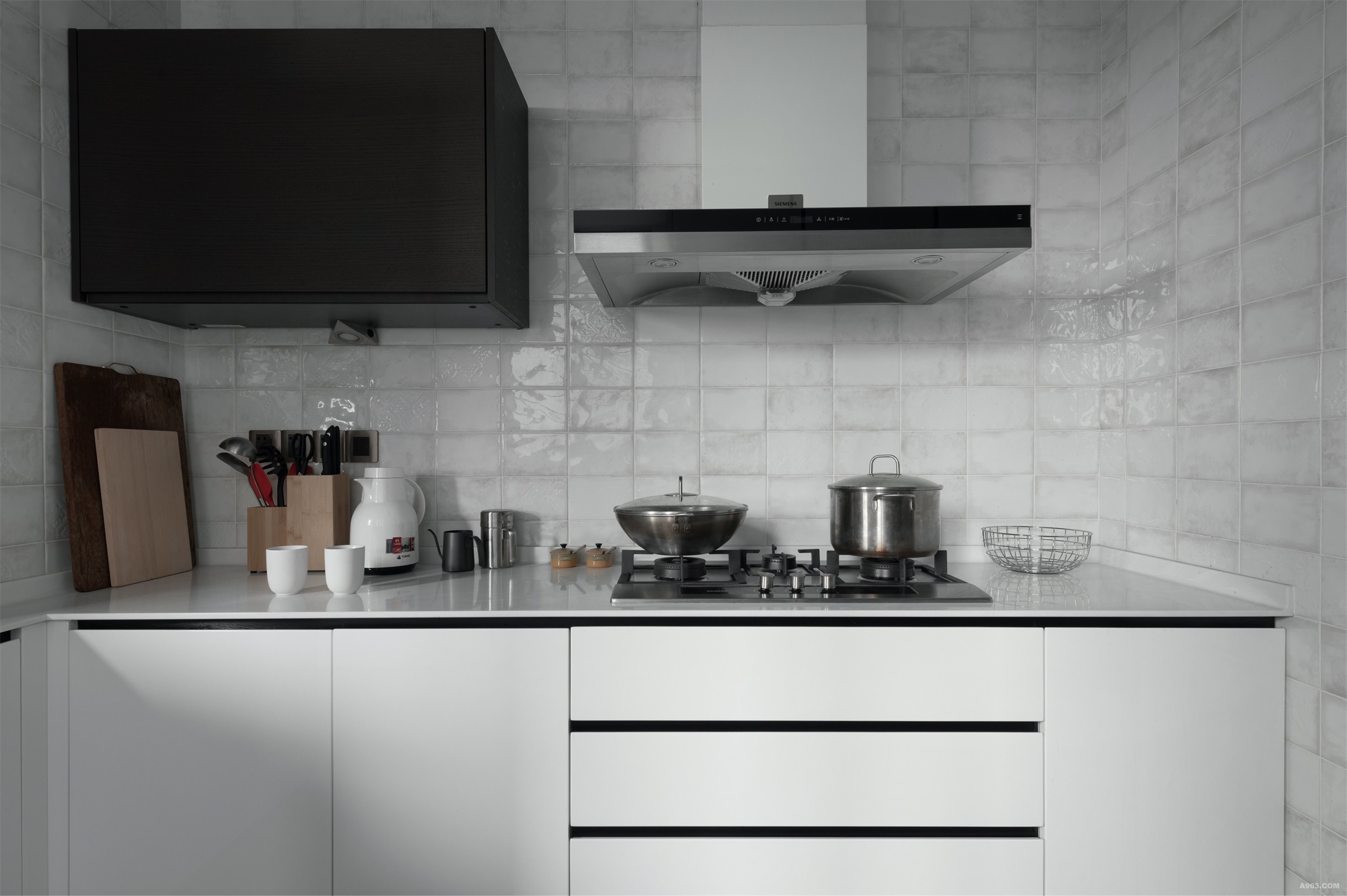 厨房以白色为主，橱柜简洁的造型，强调出品质感和细节处理，彰显个性和美感。