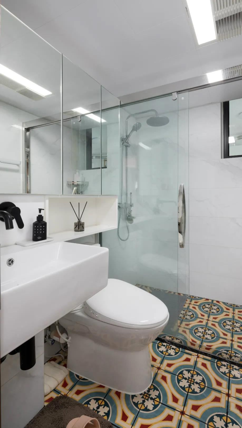 卫浴间以白色为基调，简约的气质和优雅的格调油然而生，花色地砖符合现代审美偏好。