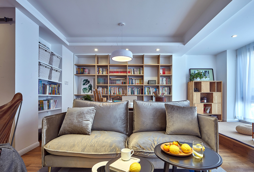 客厅东西空间较大，所以沙发后方增加开放式书房。