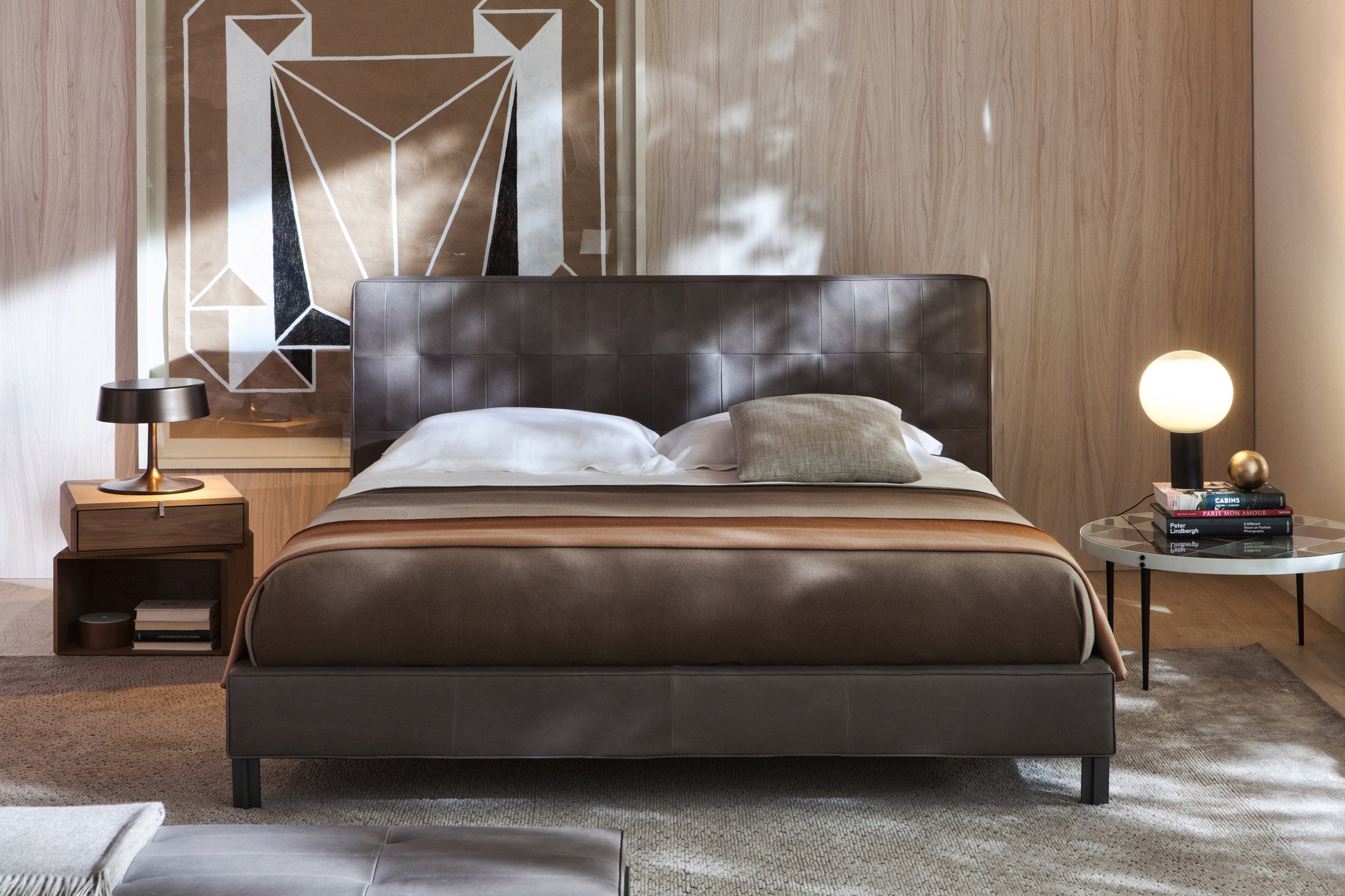 木饰面板与咖色床头搭配，自然简洁，主卧整体格调回归本真，简约而充满美感。