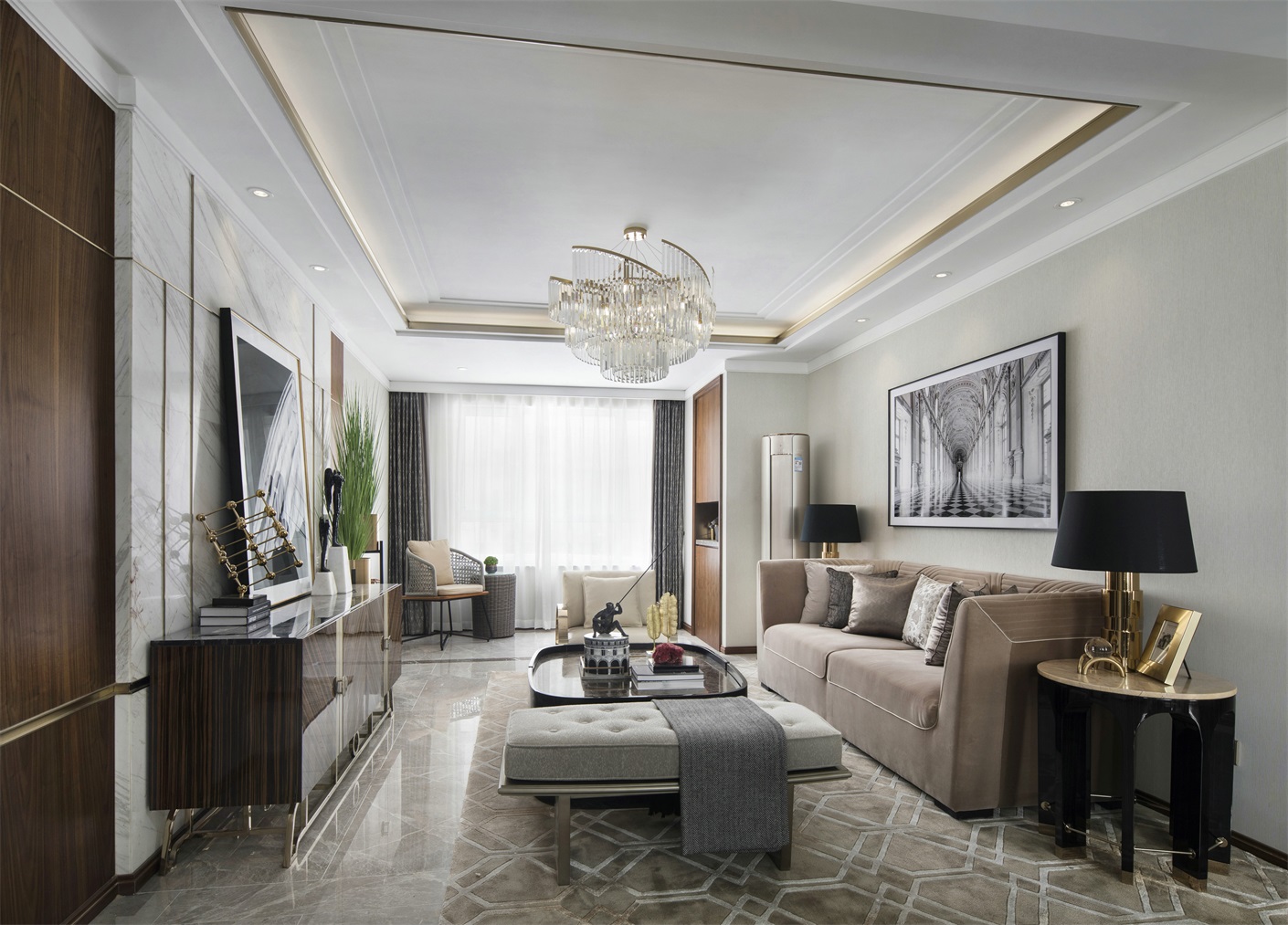 客厅色调简洁大气，空间布局遵循美式精神，营造出简雅有序的空间氛围。