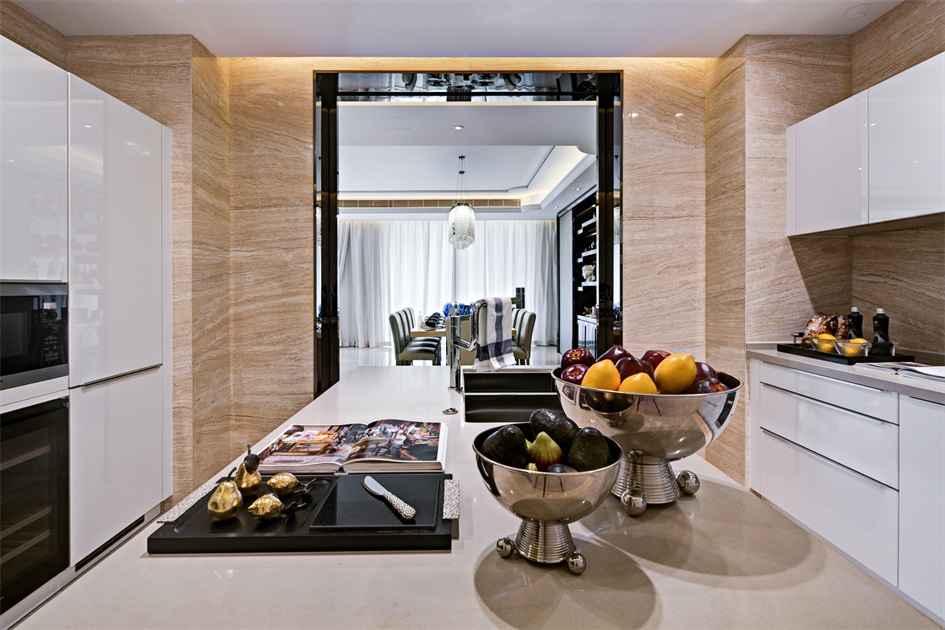 厨房背景采用大量的米调，让空间降低噪度，白色橱柜外形低调，优雅知性。