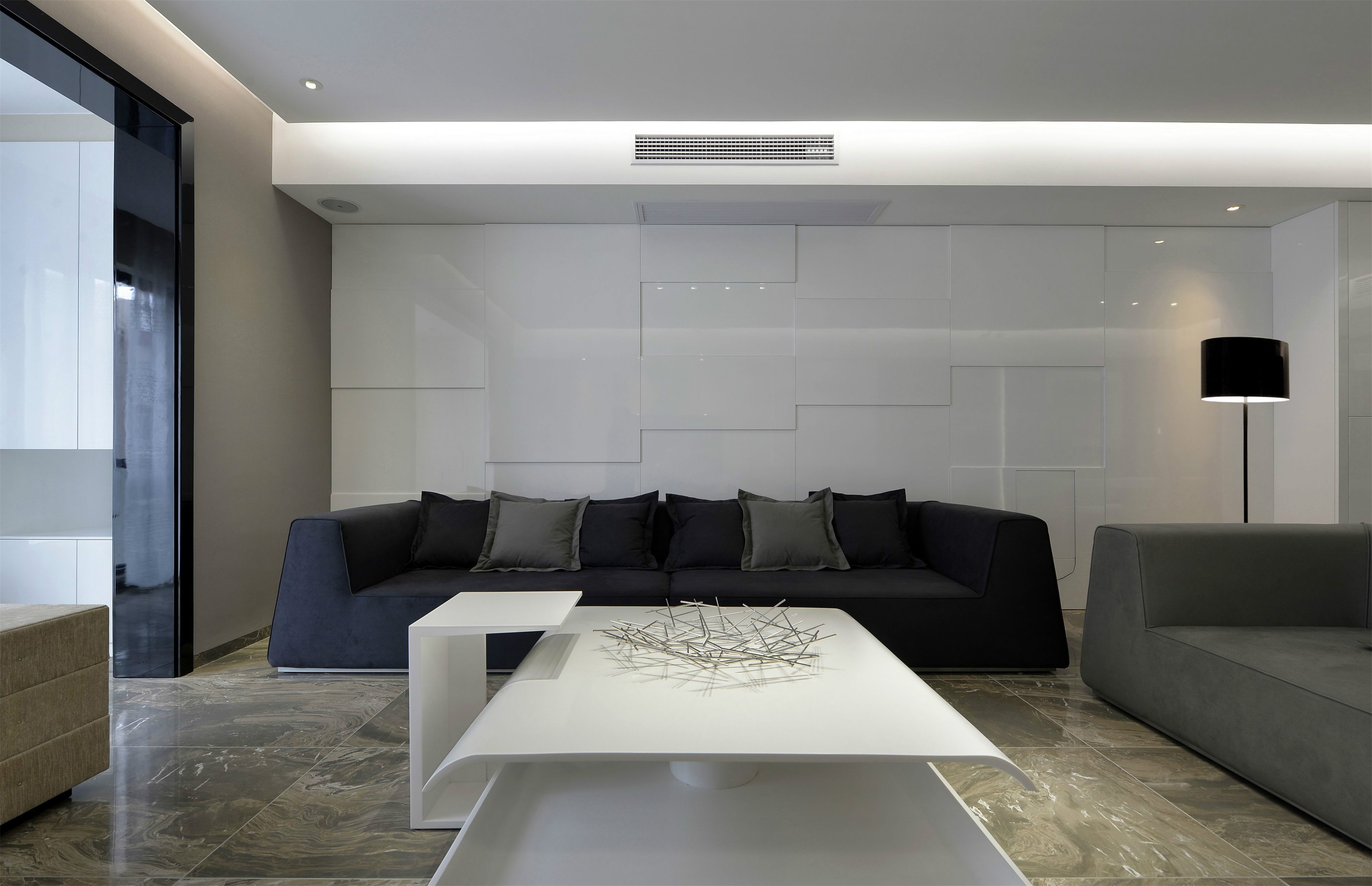 客厅背景墙层次分明,与茶几相互呼应,中部冷色调沙发设计简洁,形成