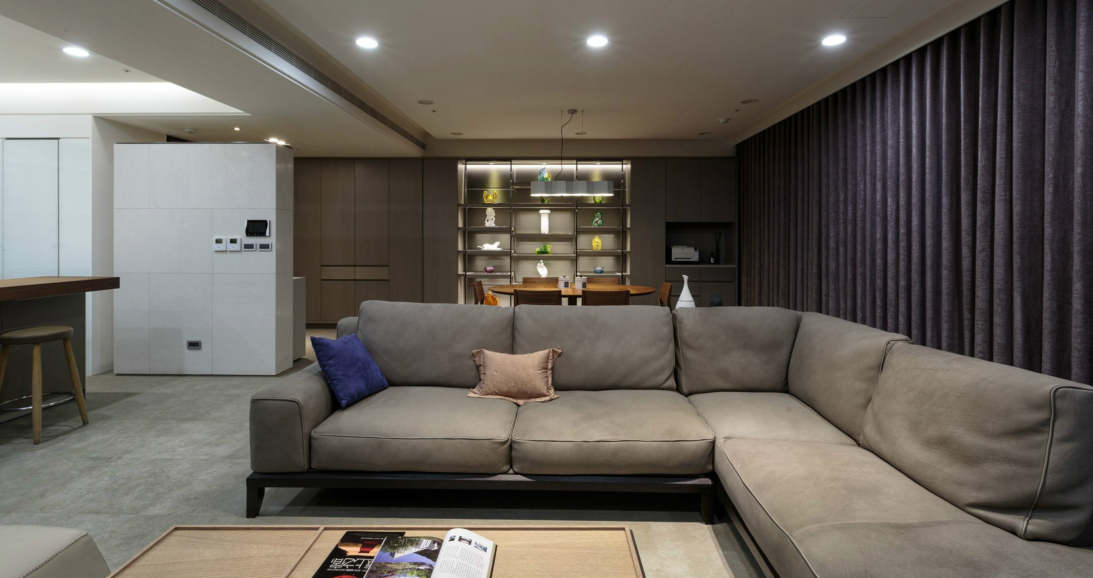 客厅空间色调温馨素雅，L型沙发时尚加你与，勾勒出温馨舒适的客厅空间。