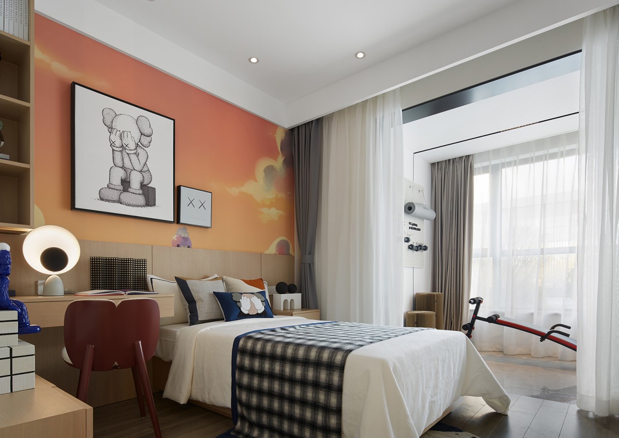 侧卧空间分区明晰，橘色打底搭配质感家居，高雅不失温馨，视觉氛围洁净。