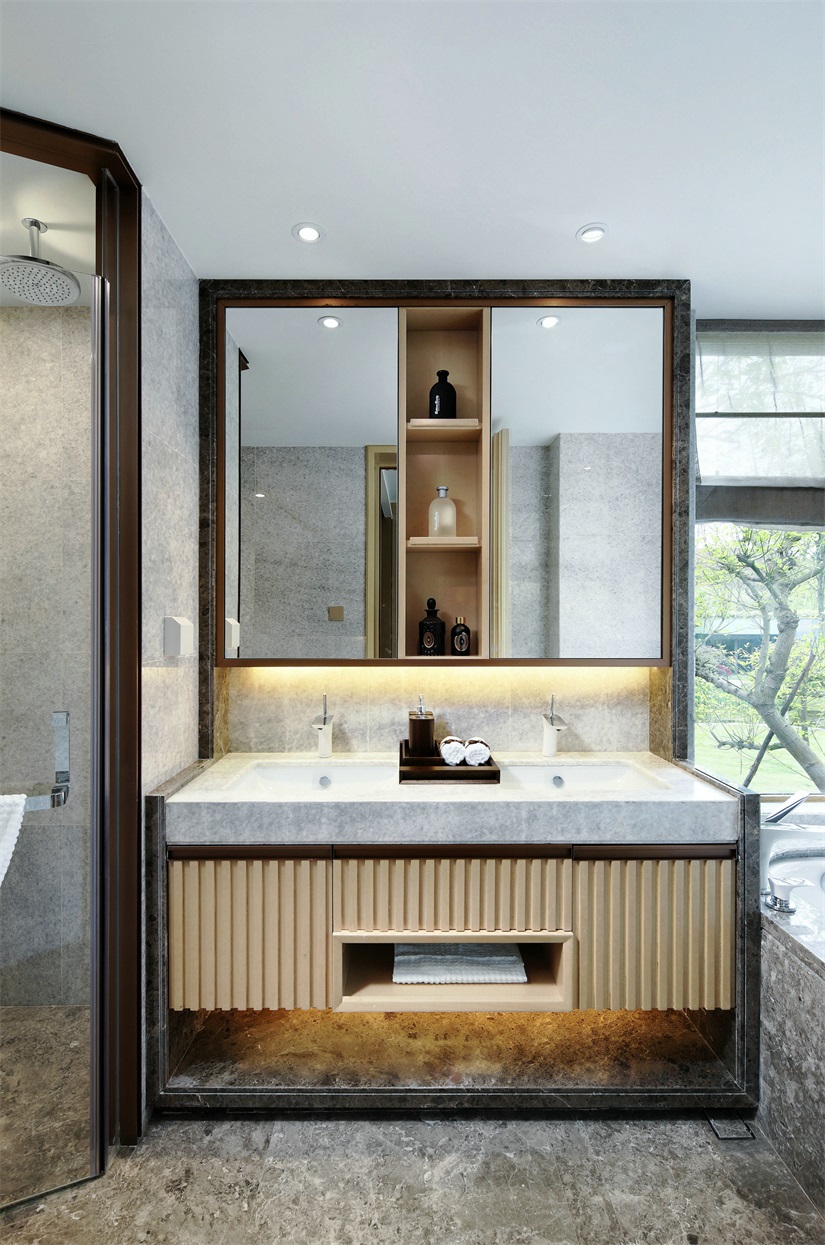 卫浴间洗手台造型雅致，木质元素的融入给人瞬间的平静与安宁的观感。