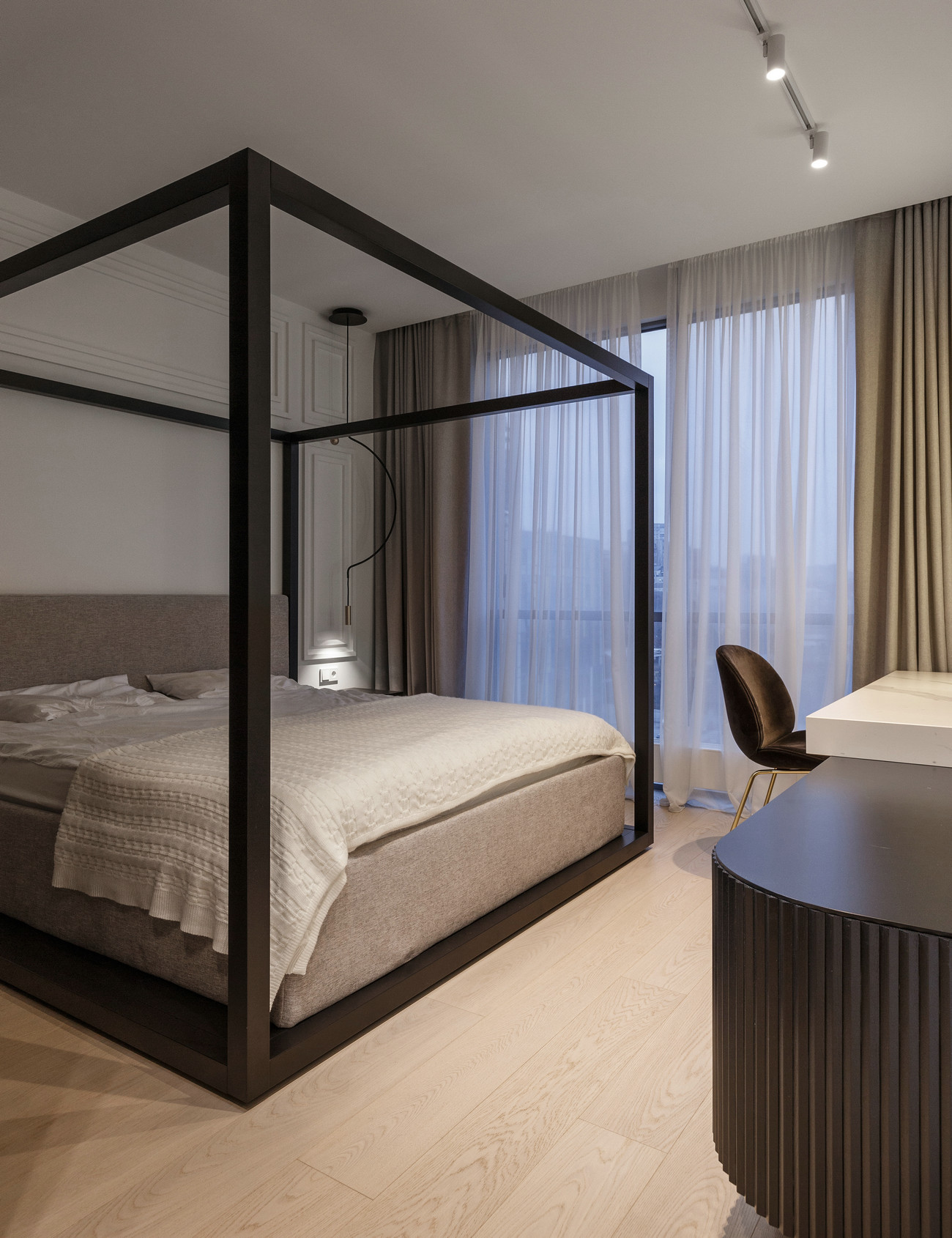 主卧房间干净大方，配色纯洁淡雅，床架造型独特，为主人呈现出富有质感的休憩空间。
