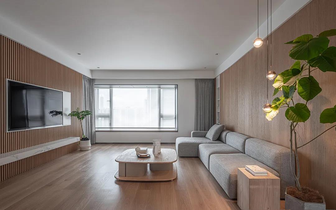 客厅空间以木色打造硬装，布置上现代时尚的家具陈设，尽显雅致。