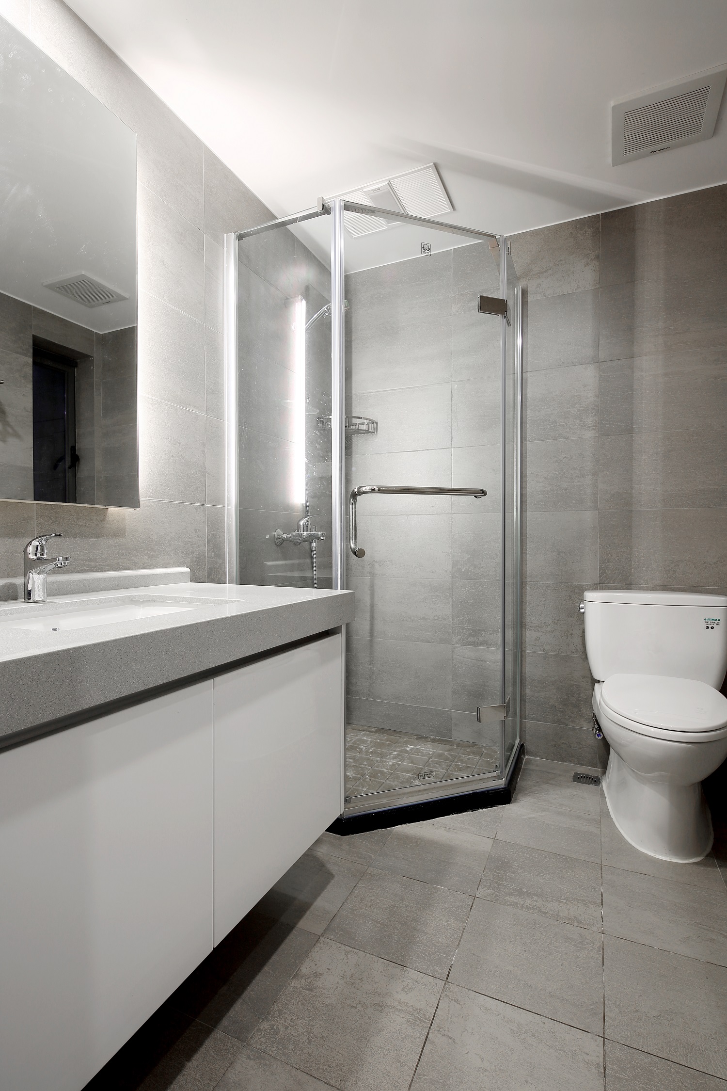 卫浴空间整体气质满分，干湿分离后空间显得更有序，日常也更加方便打扫。
