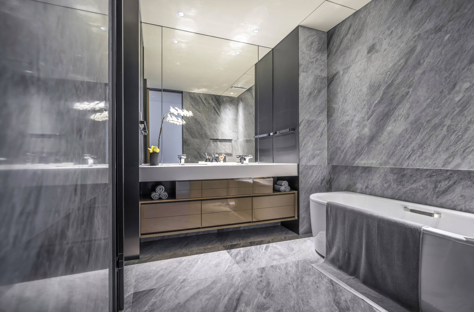 卫浴间采用灰色大理石作为背景墙和地面，塑造出温雅的室内观感。