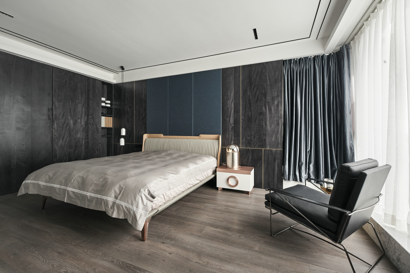 背景墙采用大理石拼接，深邃沉静，原木地板搭配原木床头，色感柔和，极具设计感。
