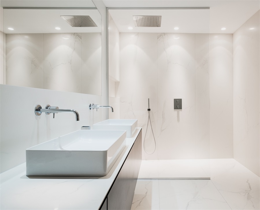 卫浴空间以白色为主，比较简约又不失的设计，采用玻璃进行了干湿分离。