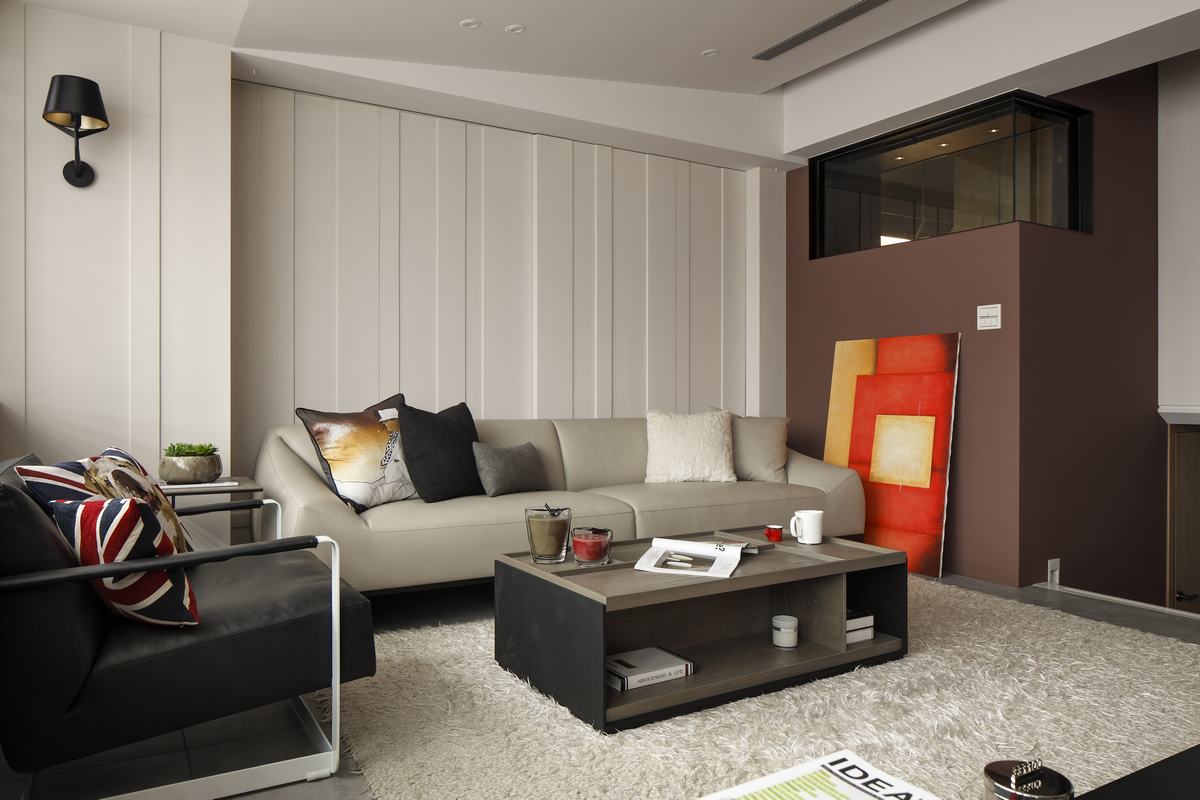 灰色皮质沙发搭配白色背景墙，空间简洁而附有张力，视觉效果现代范儿十足。